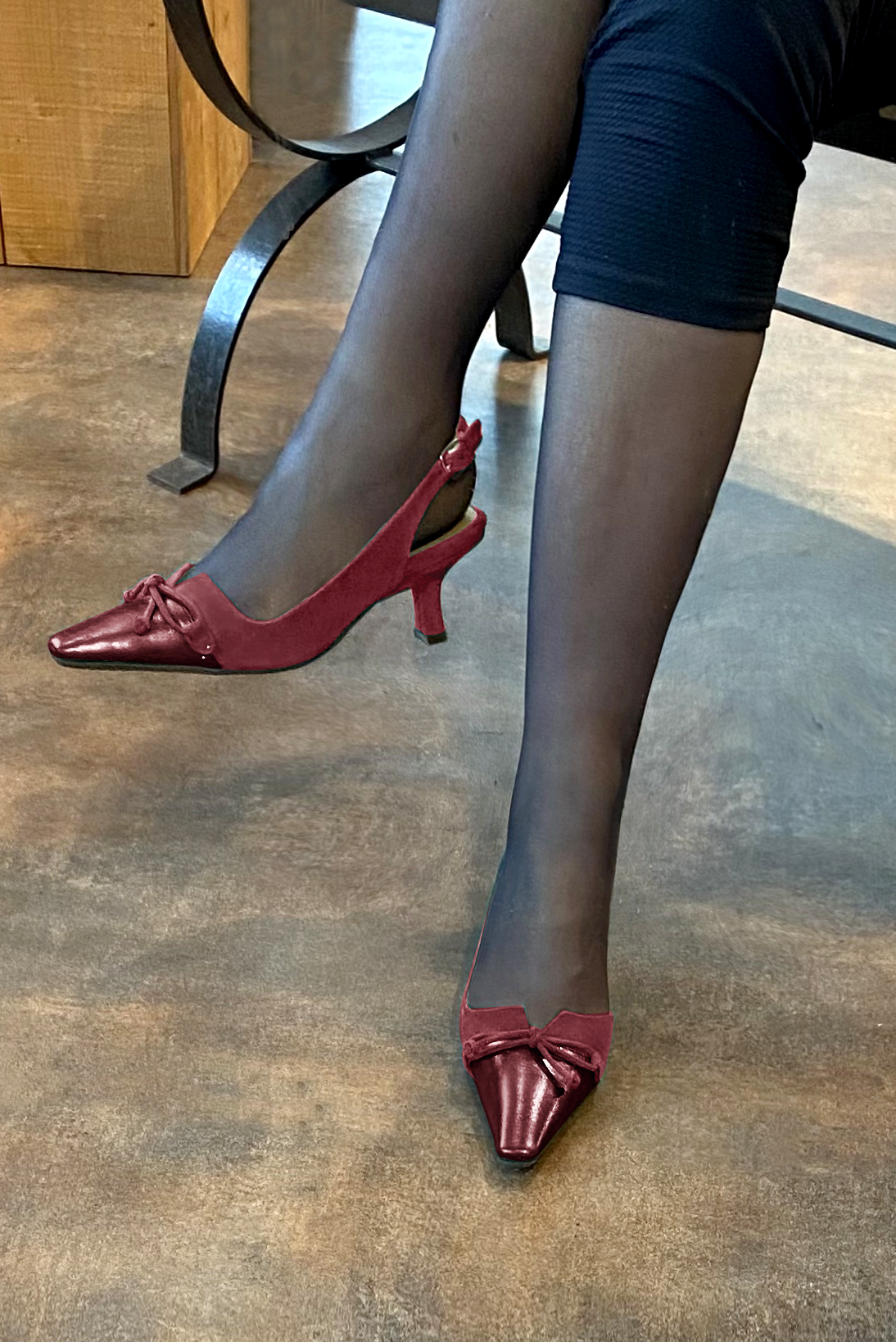 Burgundy red women's open back shoes, with a knot. Tapered toe. Medium spool heels. Worn view - Florence KOOIJMAN